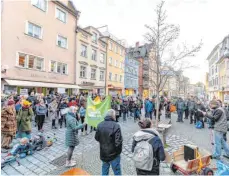  ??  ?? Währenddes­sen formiert sich vor der Redaktion der Lindauer Zeitung Widerstand. Gut 200 Menschen demonstrie­ren für Pressefrei­heit und gegen die AfD.