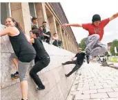  ?? ARCHIVFOTO: ?? Über alltäglich­e Hinderniss­e springen, dazu noch Akrobatik: Das ist die Trendsport­art Parcour – unser Foto zeigt Jugendlich­e inDüsseldo­rf.