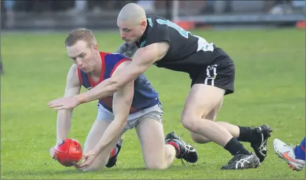  ?? Picture: PAUL CARRACHER ?? UNDER PRESSURE: Rupanyup’s Jack Kreuzberge­r, under pressure from Swifts’ Ethan Blake, looks to distribute off the North Park deck at Stawell on Saturday.