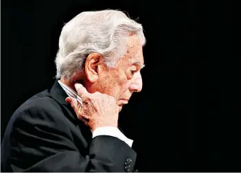  ??  ?? Mario Vargas Llosa romanceia as personagen­s do golpe militar de 1954 na Guatemala.
Javier Lopez