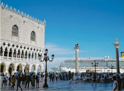  ?? Foto: Luca Bruno/ap, dpa ?? Venedig und seine Kreuzfahrt­schiffe – fast schon ein gewohntes Bild. Doch viele Einwohner der Stadt wollen sich damit nicht abfinden, zumal der Welterbest­atus in Gefahr ist. Jetzt haben sie zumindest einen Teilerfolg errungen.