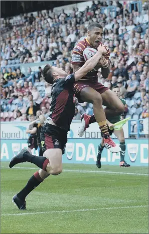  ?? PICTURE: RICHARD LAND ?? FLYING HIGH: Huddersfie­ld Giants’ Darnell McIntosh plucks the ball out of the air as he carries the attack to Wigan Warriors at the John Smith’s Stadium.