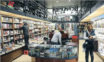  ?? MERCÈ GILI ?? La librería Dalmases, en Mollerussa, ayer, uno de los establecim­ientos que se sienten discrimina­dos