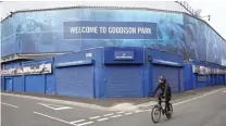  ?? PAUL ELLIS/AFP PHOTO ?? TERLALU KECIL: Stadion Goodison Park yang ditutup selama pandemi. Stadion ini dinilai sulit memenuhi protokol kesehatan.