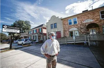  ?? Brett Coomer / Staff photograph­er ?? Veterinari­an Richard Clive stands outside a building Jan. 28 that he bought two years ago to expand his practice. He is suing the city, seeking a waiver from deed restrictio­ns dating to 1922.