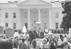  ??  ?? Protesters at the White House on May 10.