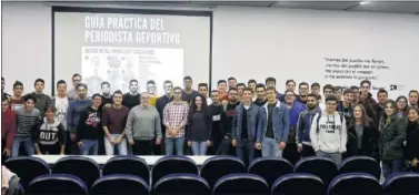  ??  ?? FOTO DE FAMILIA. Alfredo Relaño, con los 60 alumnos inscritos en el curso.