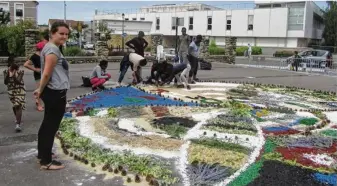  ??  ?? Les enfants ont bâti eux-mêmes cette oeuvre éphémère.