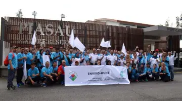  ??  ?? Anuar (standing, centre) poses with participan­ts of the inaugural Enviro-Hunt programme.