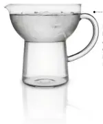  ??  ?? Pichet en verre borosilica­te résistant à des températur­es extrêmes, design iconique de Ole Palsby, 30 €,