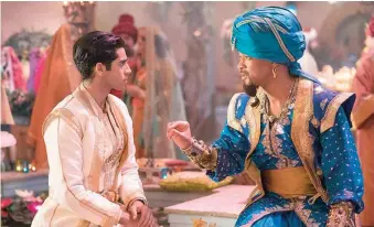  ?? © 2019 DISNEY ENTERPRISE­S, INC. ?? Aladdin (Mena Massoud) escucha al Genio (Will Smith) aconsejarl­e que diga la verdad.