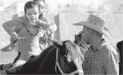  ?? MANUEL GUADARRAMA ?? El andar del caballo produce vibracione­s que se transmiten a la médula, por lo que el cerebro recibe los mismos estímulos que si estuviera caminando, asegura el fundador de la Asociación.