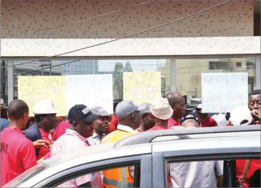  ??  ?? Oil workers protesting at GE office