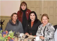  ??  ?? DIANA DE LATTUADA, esposa del gobernador Rotario, con Sagrario, Hildeliza y María Elena.