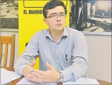  ??  ?? El abogado Rodrigo Toledo acudió a nuestra redacción, ante las trabas en un proceso a una dirigente colorada.