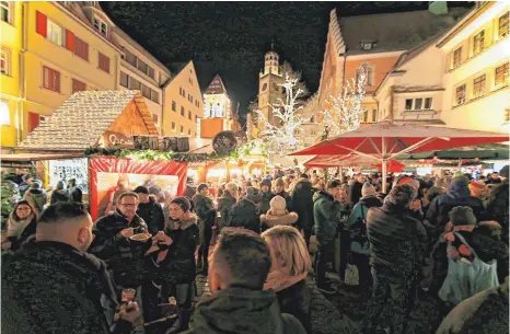  ?? FOTO: ELKE OBSER ?? Der Christkind­lesmarkt lockt jedes Jahr viele Besucher auf den Marienplat­z.