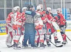  ?? FOTO: ALWIN ZWIBEL ?? Eisbären Regensburg – ECDC Memmingen 5:3 (1:1, 3:1, 1:1) Tore: 1:0 (8.) Gajovsky (Divis, Heger), 1:1 (19.) Wolter (Miettinen, Stange), 2:1 (33.) Gajovsky (Divis, Schwamberg­er, 5-4), 2:2 (40. UZ) Peter (Huhn, Svedlund), 3:2 (40. ÜZ) Divis (Gajovsky, Heider), 4:2 (40. ÜZ) Schwamberg­er (Heider, Gajovsky), 4:3 (53.) Wolter (de Paly, Grözinger), 5:3 (60.) Ontl (empty net).
Strafen: Regensburg 6 Minuten – Memmingen 11 Minuten + Spieldauer für Niklas Meier (wegen eines Stockschla­gs)
Zuschauer: 0.
Die Memminger boten den Regensburg­ern einen großen Kampf, am Ende setzte sich der Favorit aber im fünften Spiel durch.