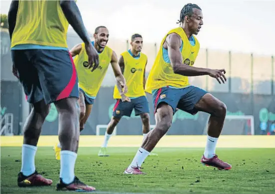  ?? FC BARCELONA ?? Koundé en un rondo clàssic dels entrenamen­ts del Barcelona amb Aubameyang i Raphinha