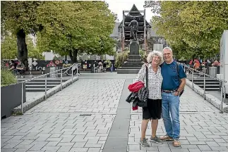  ?? PHOTO: DAVID WALKER/STUFF ?? Debbie and Michael Campbell spend their time travelling the world and staying in Airbnbs. They visited Christ Church Cathedral yesterday.