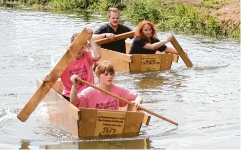  ?? Fotos: Reinhold Rummel ?? Viel Spaß hatten die Teilnehmer beim Sautrogren­nen in Dasing.