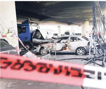  ?? FOTO: REICHWEIN ?? Der Brand unter der A59 im April stellte Straßen.NRW vor große Herausford­erungen. Die autobahn musste über Tage gesperrt werden. Auch heute ist der Brückenzug noch nicht wieder in vollem Umfang befahrbar.