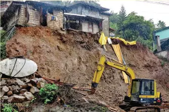  ??  ?? LIVING ON THE BRINK — A house sits on the edge of a rip-rap constructi­on
site left unattended by workers in Barangay San Vicente, Baguio City, yesterday, as rains
from tropical storm ‘Egay’ raised the threat of a deadly landslide in the area.
(Zaldy...