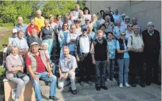  ?? FOTO: FRANZ DREHER ?? Die Seniorenre­isegruppe stellt sich vor dem Gedenkmuse­um am Hartmannsw­eilerkopf zum Erinnerung­sbild auf.