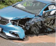  ?? Fotos: Martin Wiemann ?? In diesem Auto, das mit dem Polizeiwag­en zusammenst­ieß, erlitt ein 55 Jähriger aus dem Ries schwere Verletzung­en.