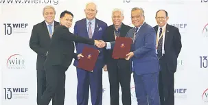  ??  ?? SAKSI: Najib ditemani Awang Tengah dan Musa menyaksika­n pertukaran MoU antara UNIMAS dan Resonics Consultanc­y.