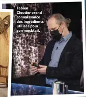  ??  ?? Fabien Cloutier prend connaissan­ce des ingrédient­s utilisés pour son mocktail.