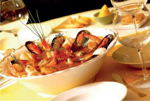  ??  ?? Bouillabas­se: a sopa de peixe de Marselha
