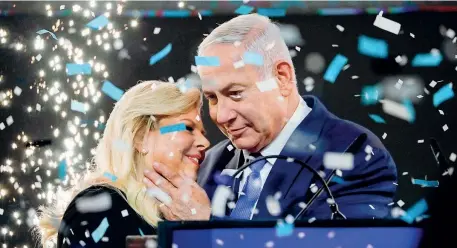  ?? (Afp) ?? Coriandoli Il primo ministro Benjamin Netanyahu, 69 anni, con la moglie Sara durante la notte elettorale nel quartier generale del Likud a Tel Aviv