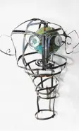  ??  ?? Als lichte Skulptur aus Bandstahl schuf Mike Mayer den „Weltenbumm­ler“.