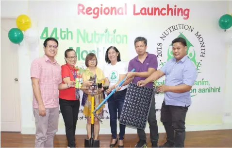  ?? Joy L. Simpao/PIA-3 ?? TURNOVER. National Nutrition Council Regional Nutrition Program Coordinato­r Ana Maria Rosaldo (4th, L) led the ceremonial turnover of garden implements to representa­tives of Regional Nutrition Committee member-agencies. This is part of the launching of...