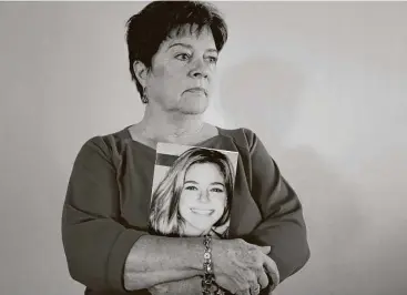  ?? Michael Macor / San Francisco Chronicle ?? Liz Sullivan, the mother of “Kate’s Law” namesake Kate Steinle in her California home, holds a photo of her daughter, who was shot and killed on Pier 14 in July 2015 in San Francisco.