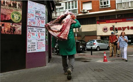  ?? JOSÉ AYMÁ ?? Abastecimi­ento de una carnicería en un comercio del madrileño barrio de Prosperida­d.