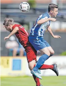  ?? FOTO: VOLKER STROHMAIER ?? Simon Dilger (r.) traf für den FV Olympia Laupheim zum zwischenze­itlichen 1:1 gegen die TSG Ehingen.