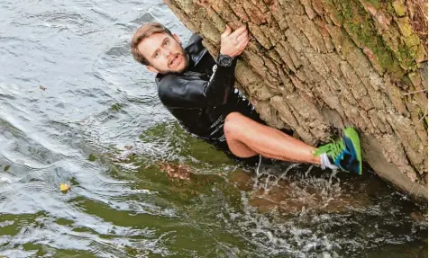  ?? Foto: Günter Stauch ?? Für ihn gibt es keine unüberwind­baren Hinderniss­e: Gabriel Ostermeier legt sich in der eiskalten Zusam mit einem Weidenstam­m an.