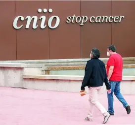  ?? EFE ?? Dos empleados acuden a la sede del CNIO, en Madrid