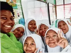  ??  ?? One for the
album: Hardy with her students at SMK dato Haji Mohd Taib in Chemor, Perak.