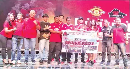  ??  ?? OLD TRAFFORD BOUND: The seven lucky winners celebratin­g with Batholomew (seventh right) at the United Malaysia third annual dinner here on Saturday.