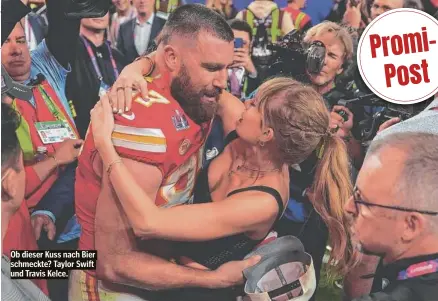  ?? ?? Ob dieser Kuss nach Bier schmeckte? Taylor Swift und Travis Kelce.
PromiPost