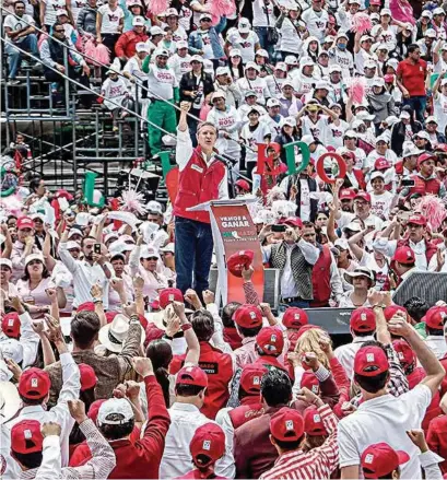  ??  ?? CIERRE. Alfredo del Mazo, candidato del PRI al gobierno del Estado de México, ayer ante miles de priistas, en Toluca.