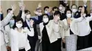  ??  ?? KDP-Abgeordnet­e: Protest gegen Mori in Weiß