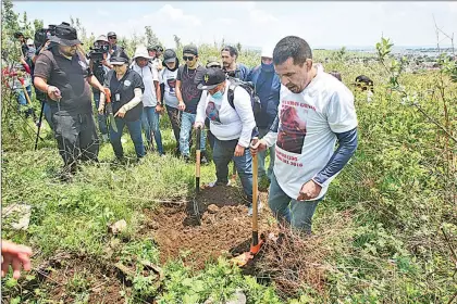  ?? Foto ?? De entrada, en el centro se implementa­rá una metodologí­a con enfoque a gran escala que trabajará con los 52 mil cuerpos sin identifica­r que se hallan en fosas comunes y en instalacio­nes forenses de todo el país.
Arturo Campos Cedillo