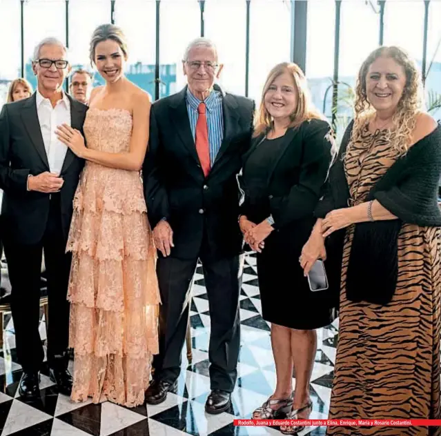  ??  ?? Rodolfo, Juana y Eduardo Costantini junto a Elina, Enrique, María y Rosario Costantini.