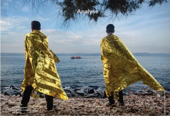  ??  ?? Deux migrants sur l’île de Lesbos, été 2015