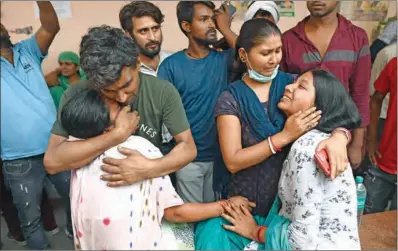  ?? (AFP) ?? Relatives grief at a hospital as they wait for the body of their loved one a day after a fire broke out at a commercial building, in New Delhi on Saturday.