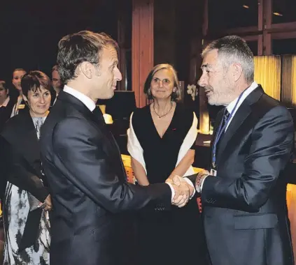  ??  ?? El presidente francés, Emmanuel Macron, saludando a Josep Areny, presidente del Grupo Calbó, propietari­o del hotel
