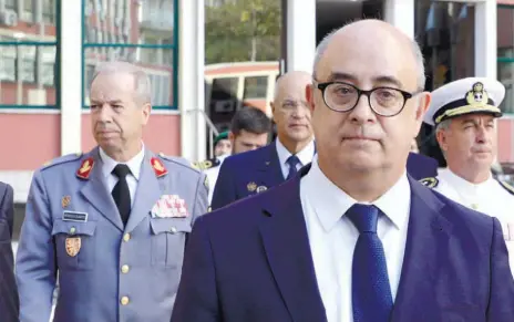  ??  ?? Rovisco Duarte pediu a demissão cinco dias depois de Azeredo Lopes se ter demitido de ministro da Defesa